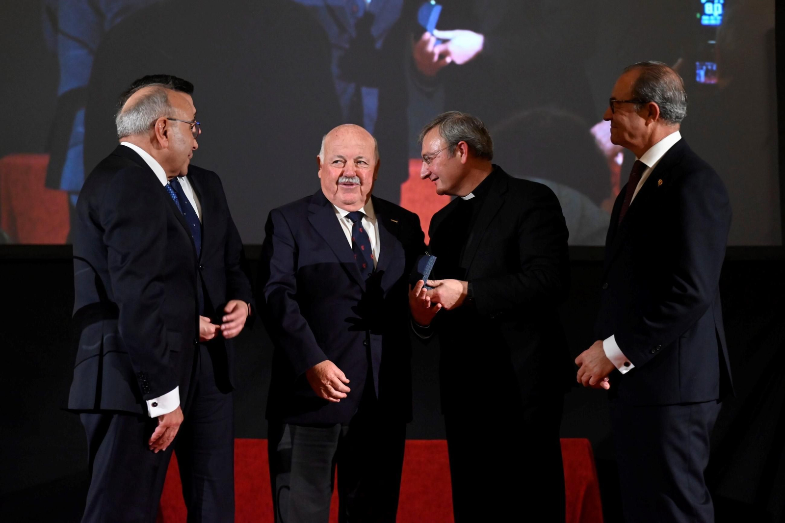 Ls imágenes de la entrega de insignias y la Medalla de Oro del Real Círculo de la Amistad de Córdoba