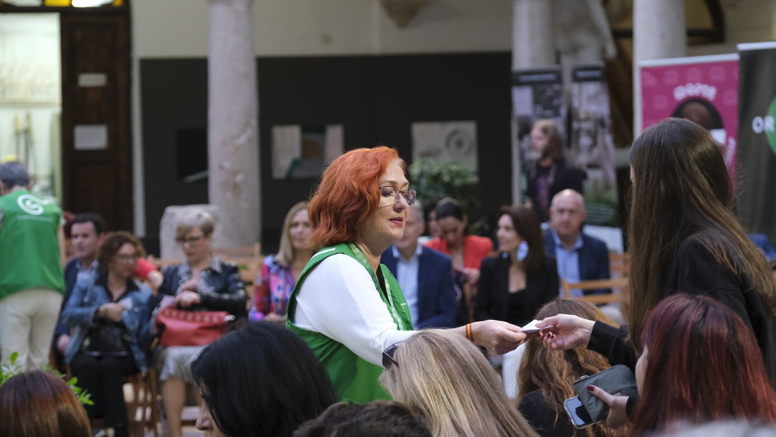 Imágenes del desfile benéfico contra el cáncer, en la Escuela de Artes de Almería