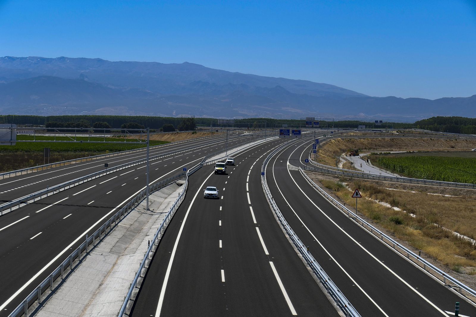 Fotos: ya circulan los primeros vehículos por la nueva autovía GR-43 de Granada