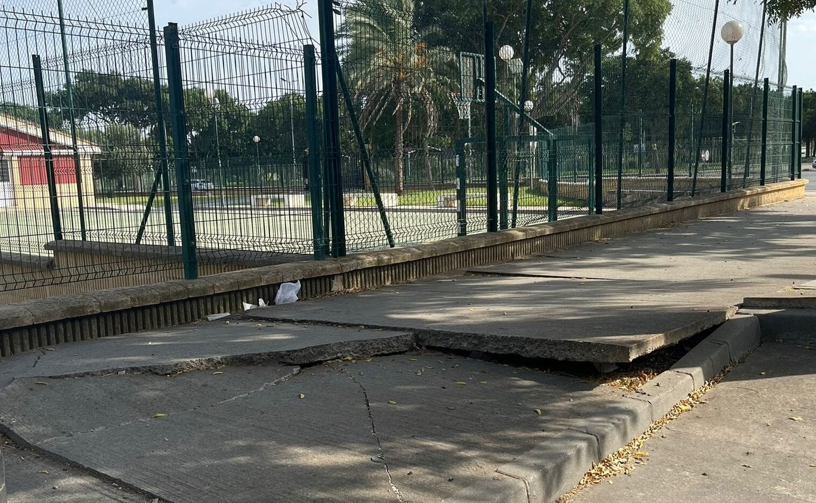 Este es el estado de los alrededores del colegio público El Juncal.