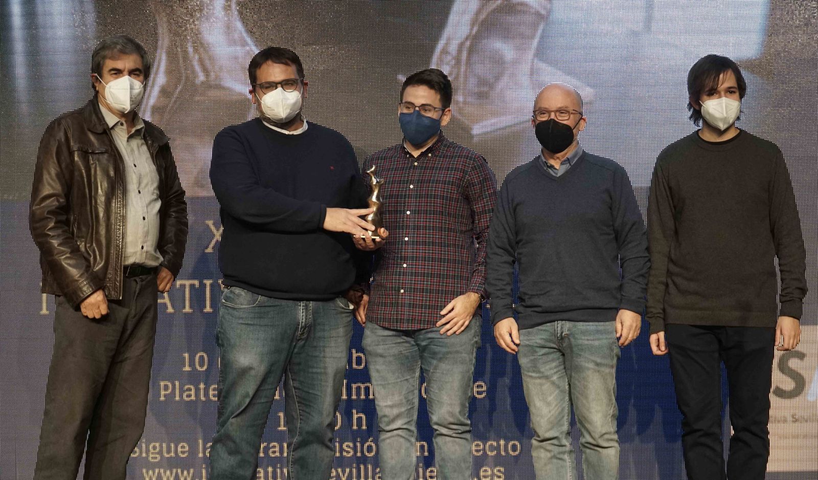 Luis María Escudero sostiene el galardón de ISA con parte del equipo científico que descubre el escutoide.