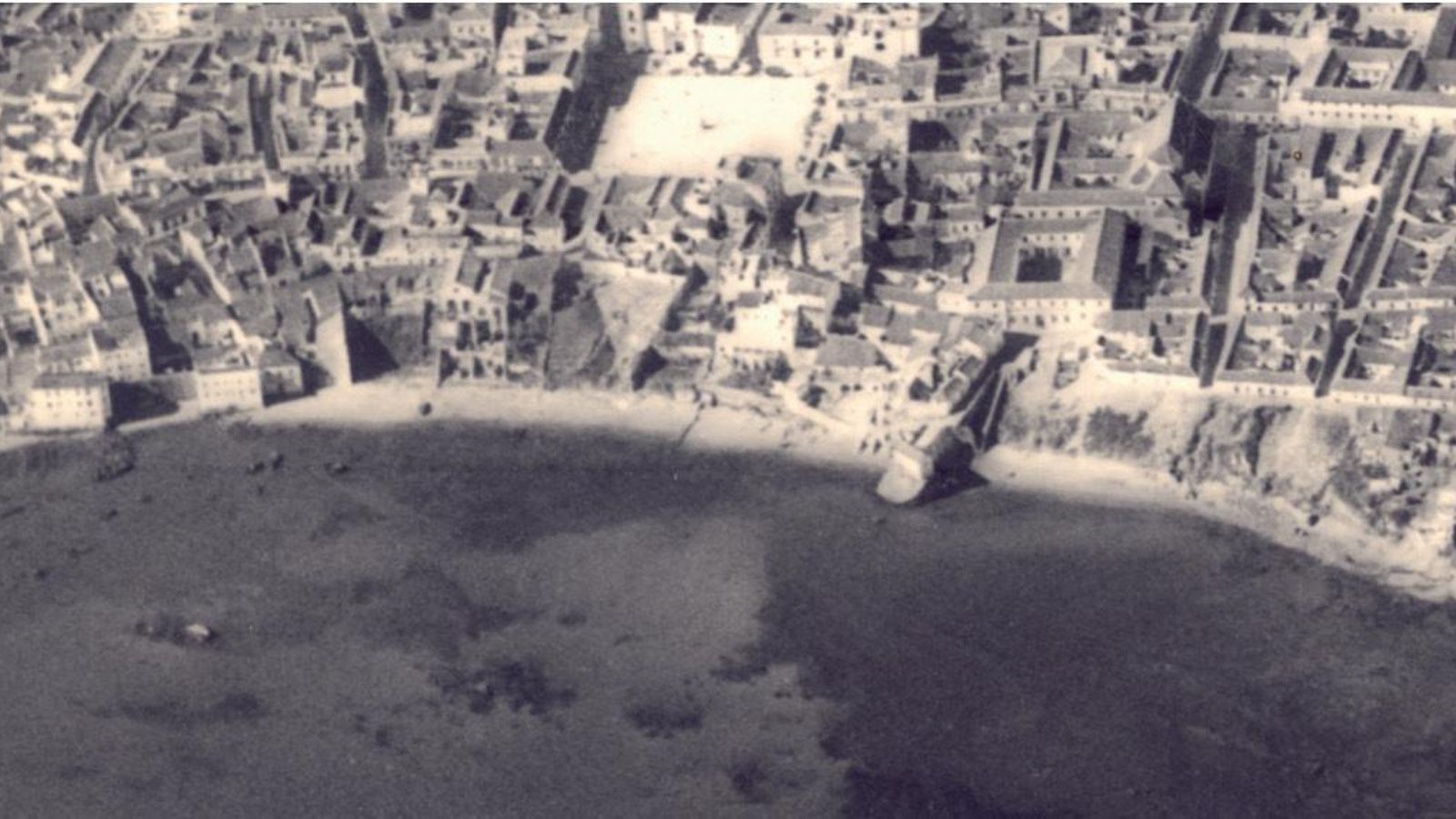 Vista aérea tomada en 1929 de la zona litoral situada al Este de la ciudad en la que se construyó, entre 1942 y 1952, el muro de Ribera o Paseo Marítimo.
