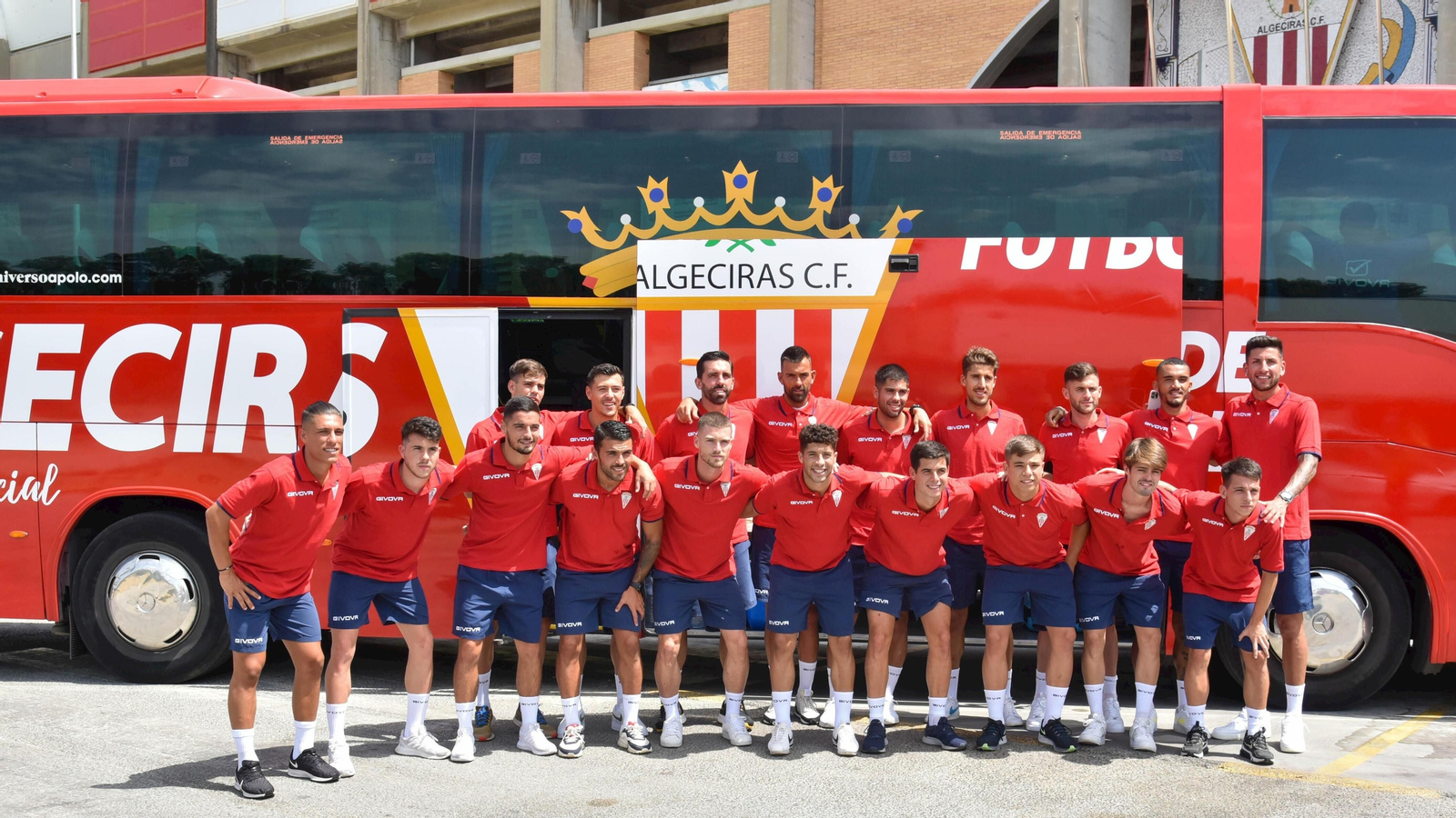 La plantilla del Algeciras posa antes de partir hacia Barcelona.