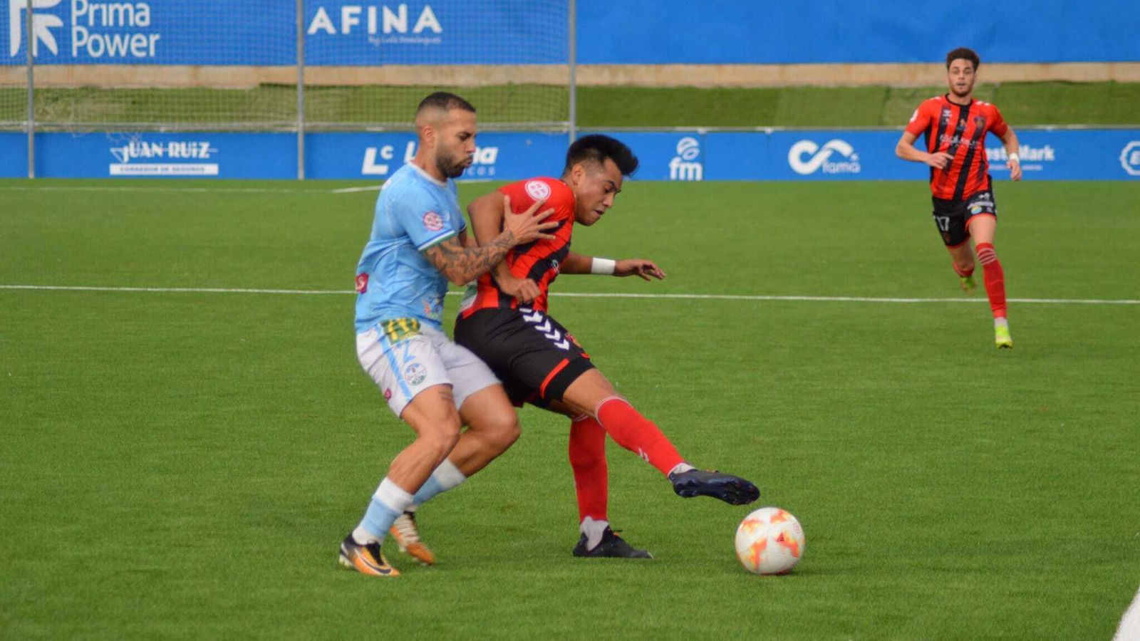 Choco presiona a Alan Araiza.