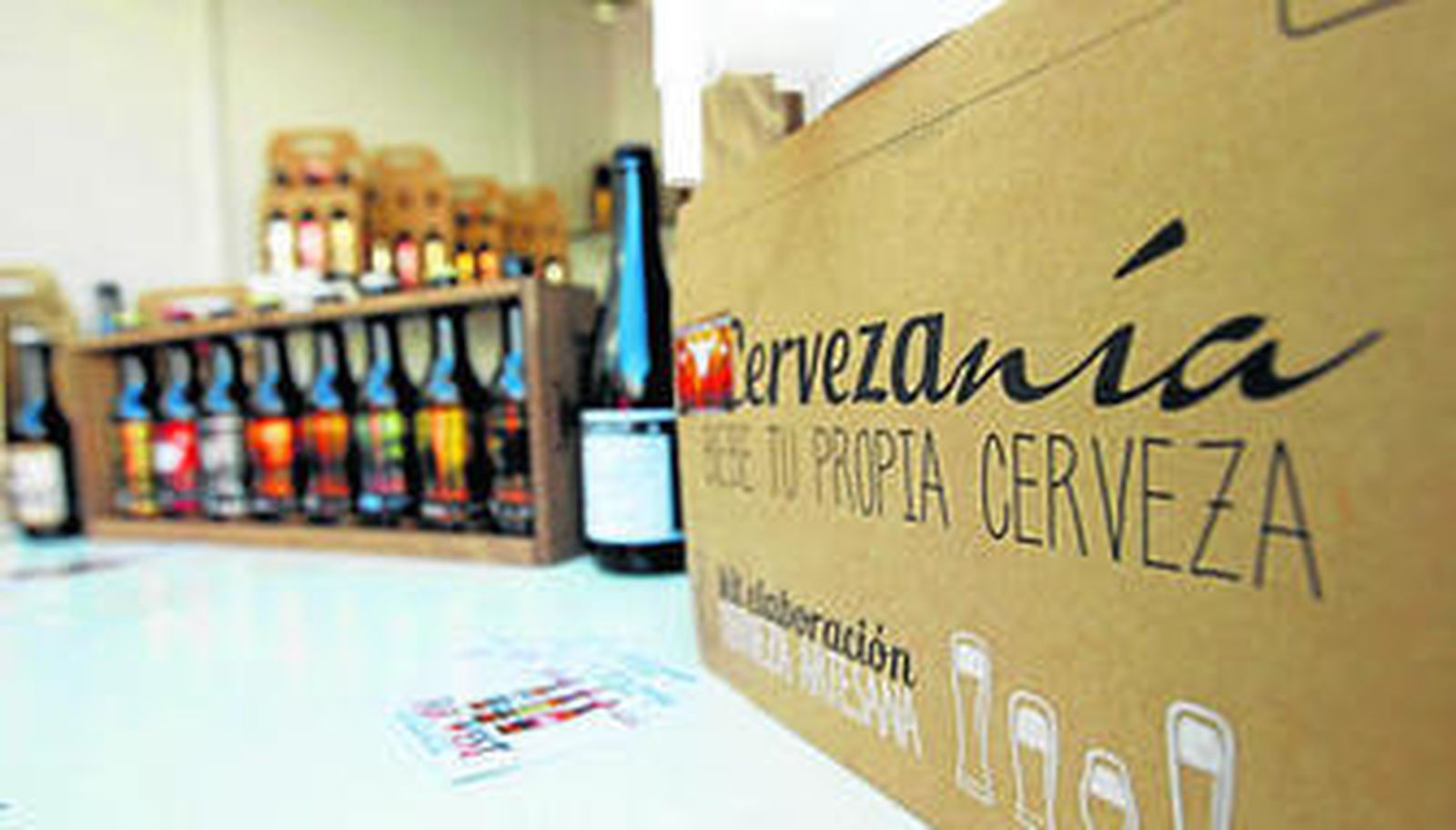 Vino, cerveza y destilados de la tierra sobre el mantel