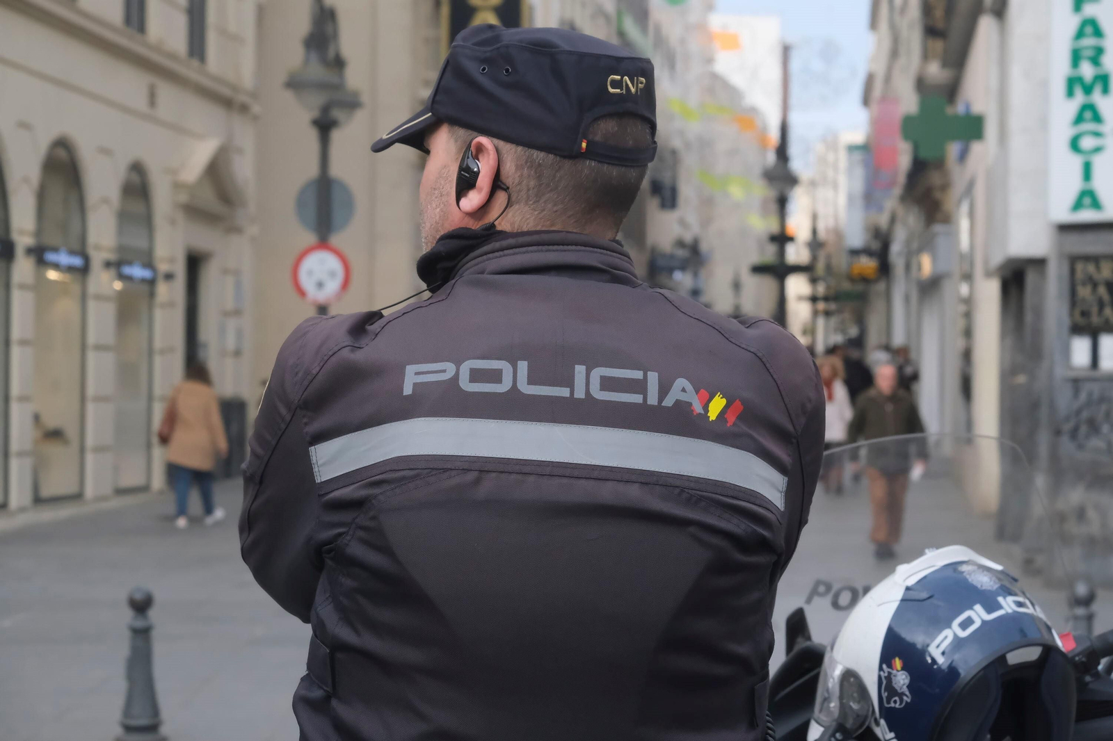 Un agente de la Policía Nacional, en el centro de Córdoba.