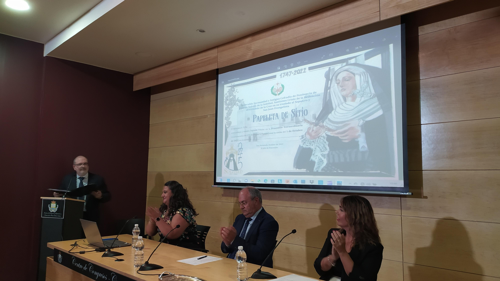 Homenaje a los hermanos más antiguos de la Soledad en San Fernando