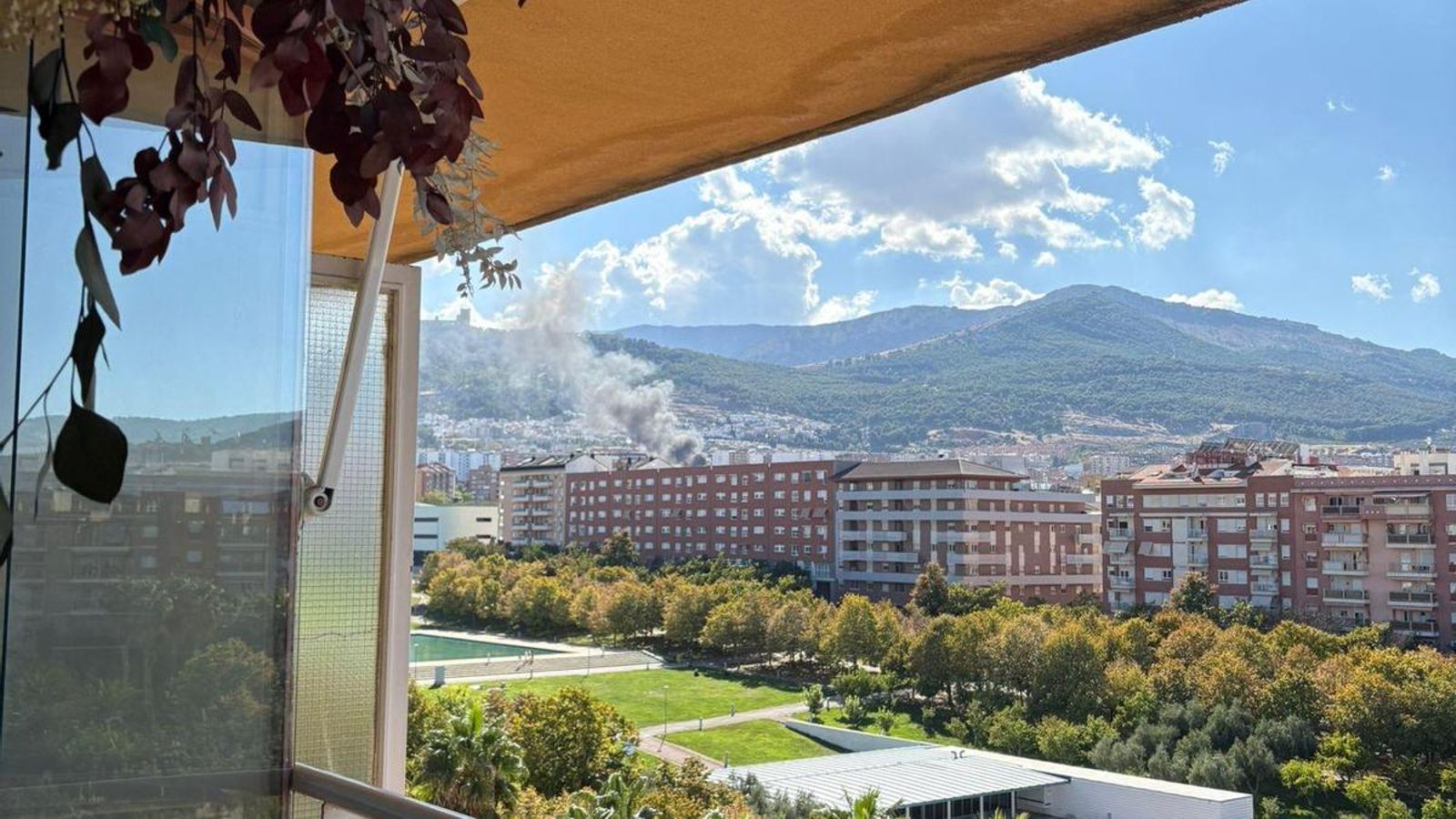 Columna de humo visible desde El Bulevar.