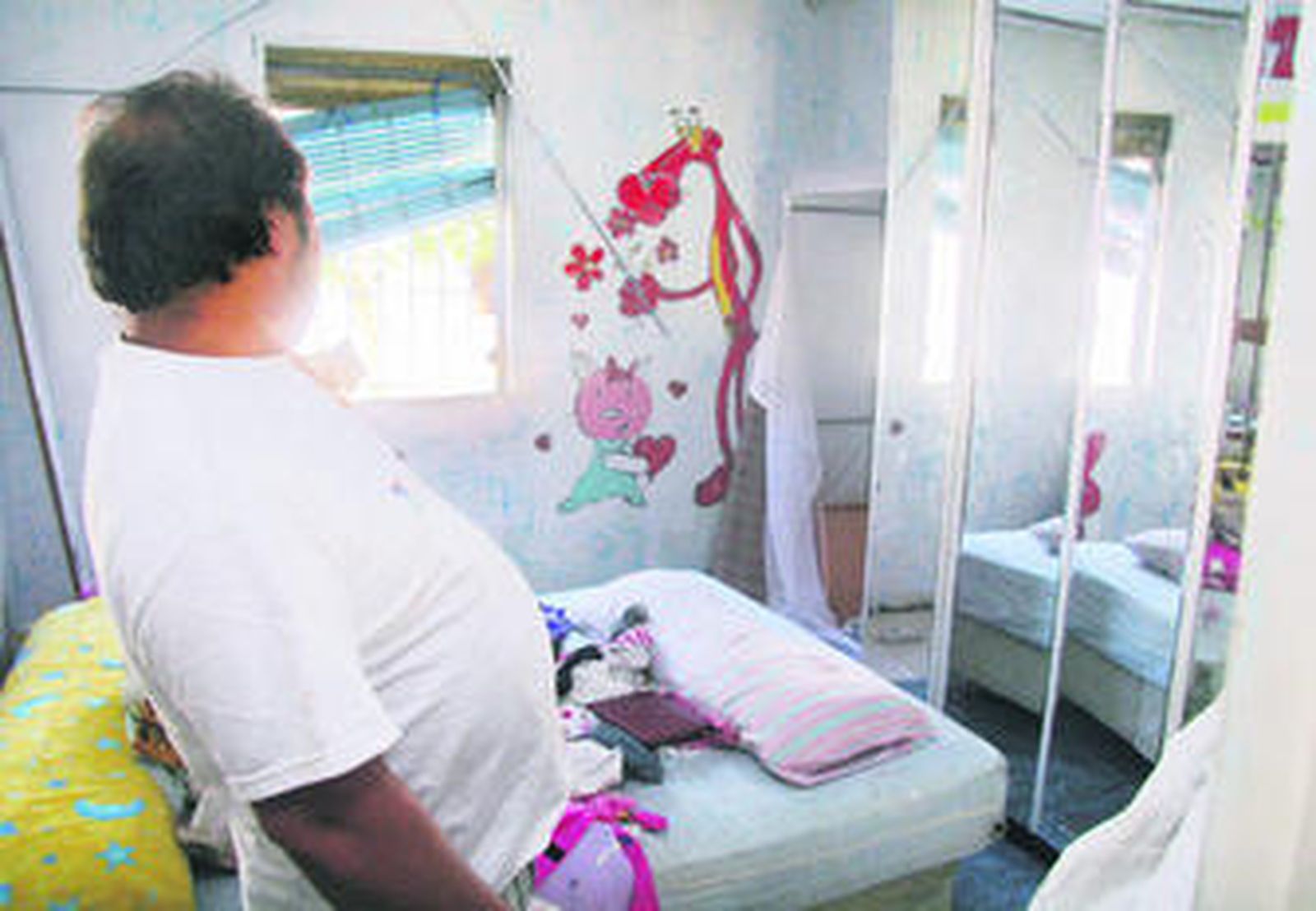 Uno de los chabolistas muestra los daños que encontró al volver a su vivienda.