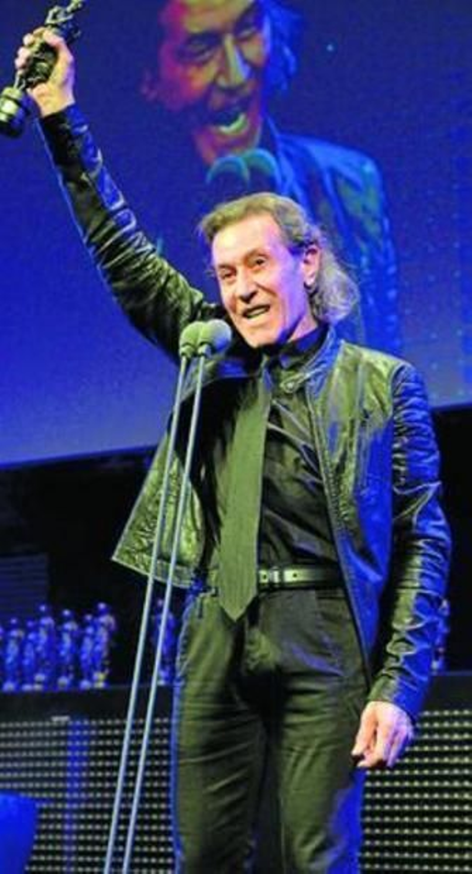Albert Hammond levanta el premio por su colección de canciones.