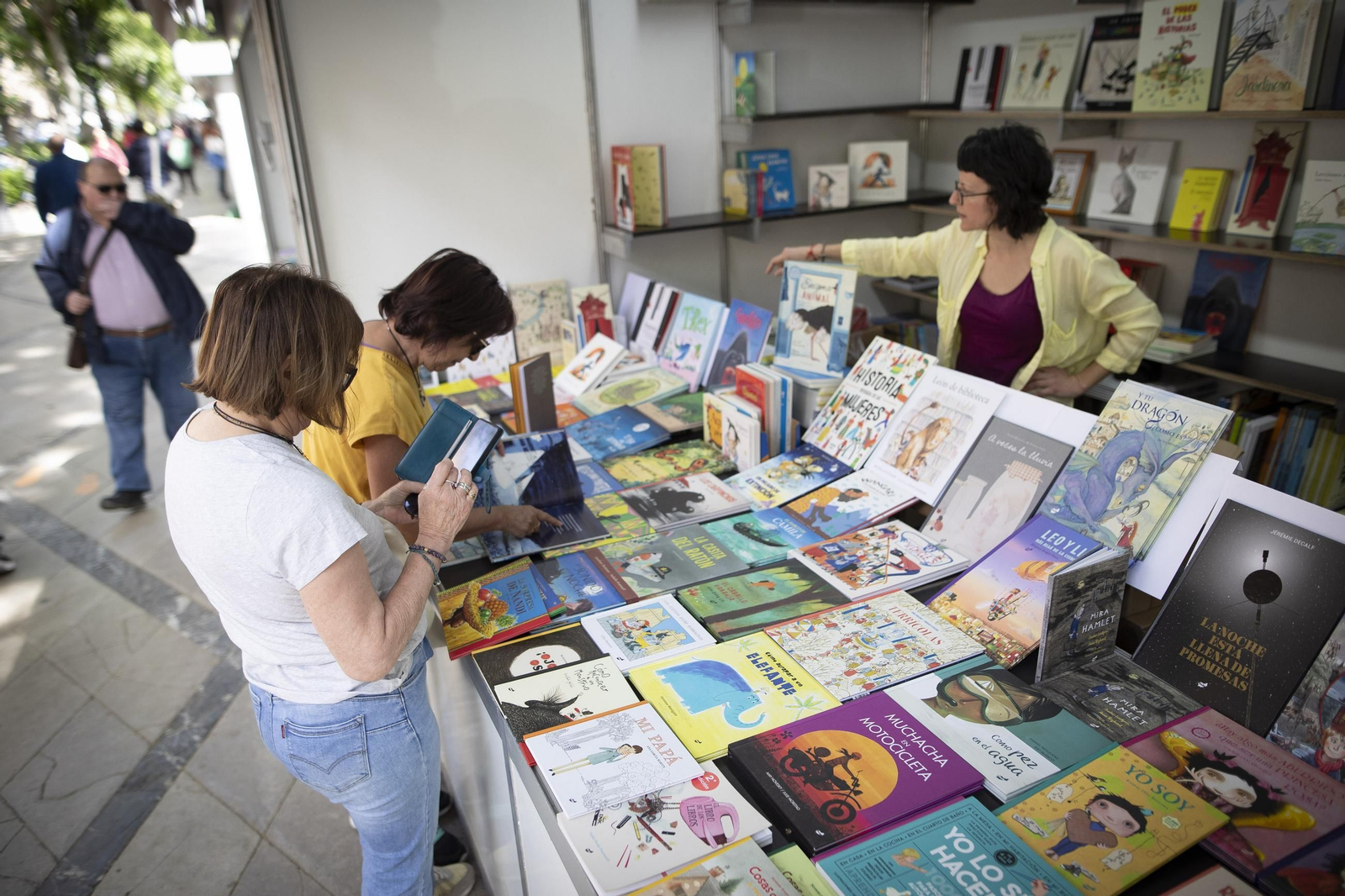 Así ha vivido Granada el primer día de la Feria del Libro