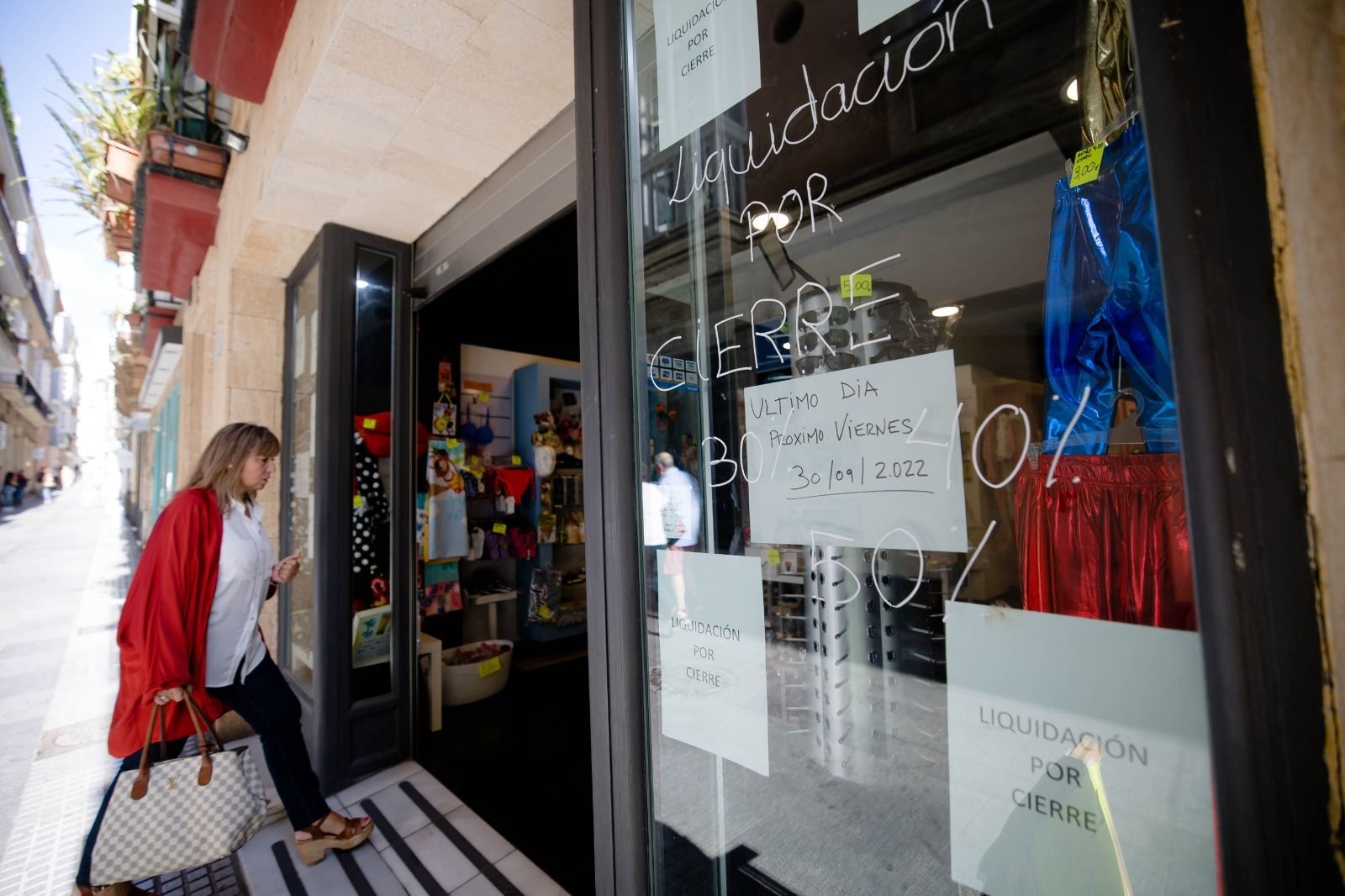 La puerta de entrada de Ohana donde se anuncia la liquidación por cierre.