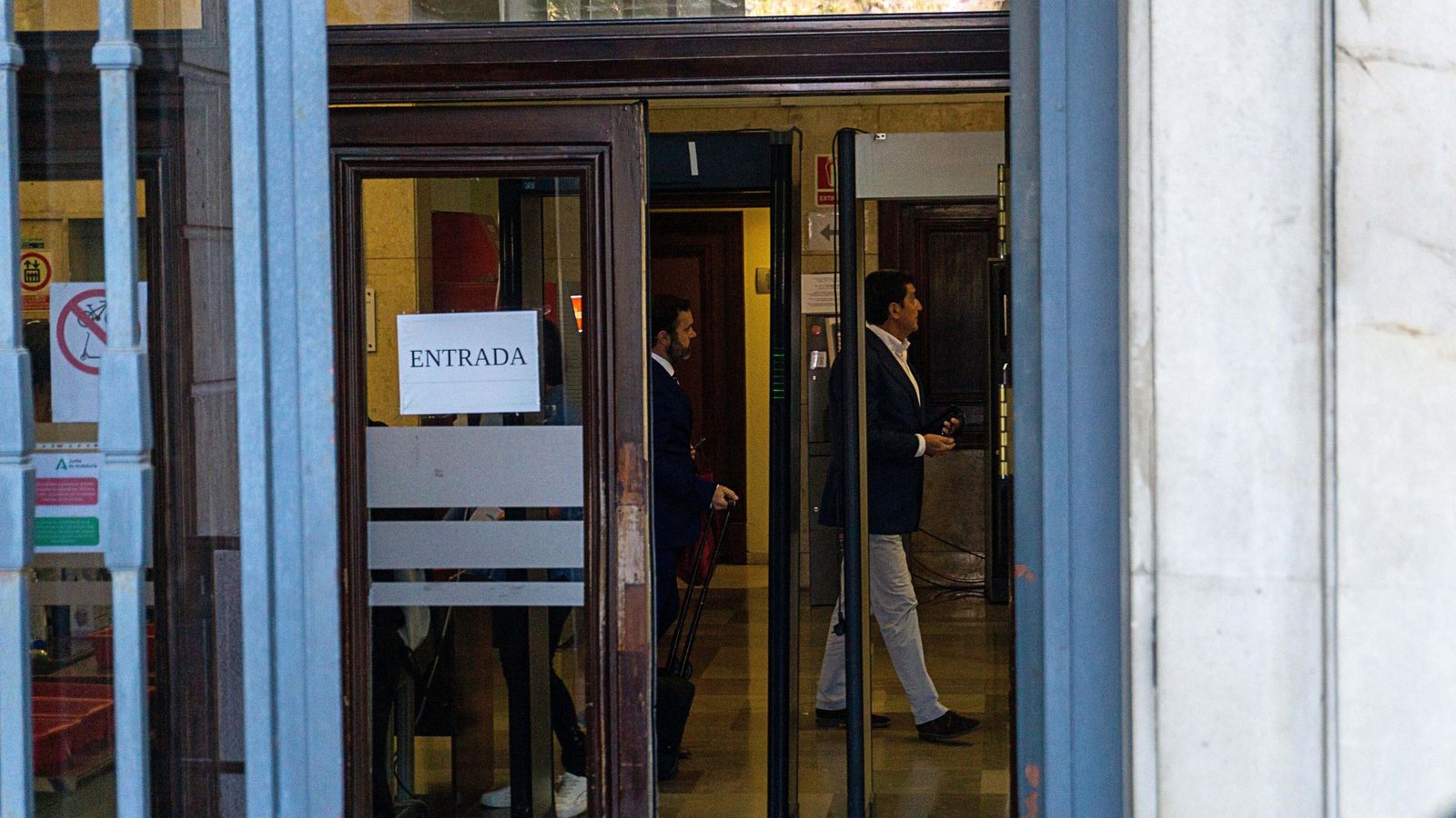 Antonio Maestre (a la derecha), tras pasar el control de seguridad de la Audiencia.