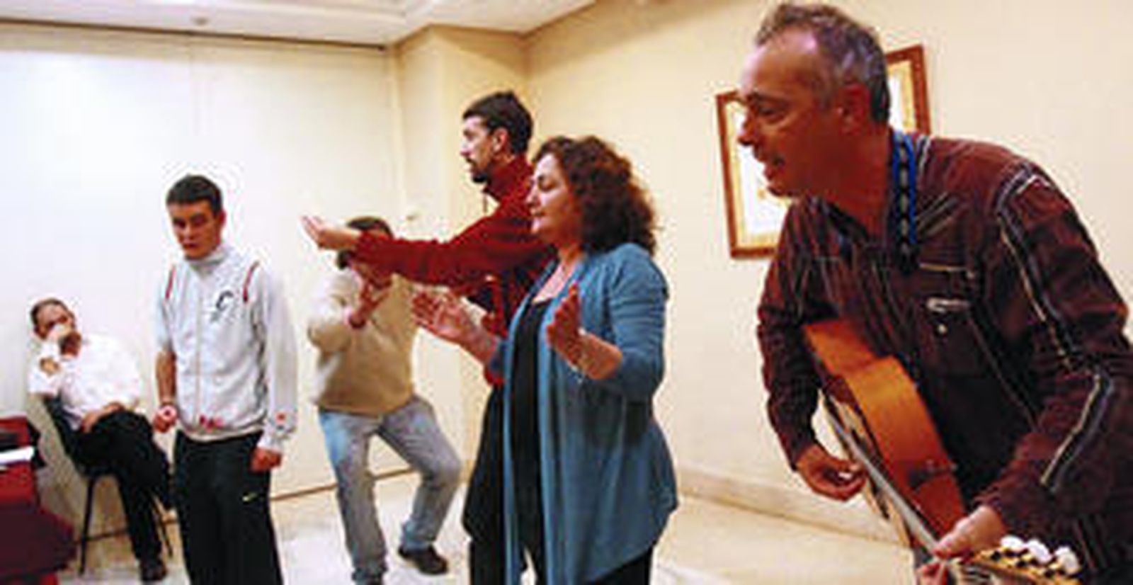 El cuarteto de Medina de las Torres preparándose en la tarde de ayer en el Hotel Tryp Caleta para cantar por la noche en el Falla.