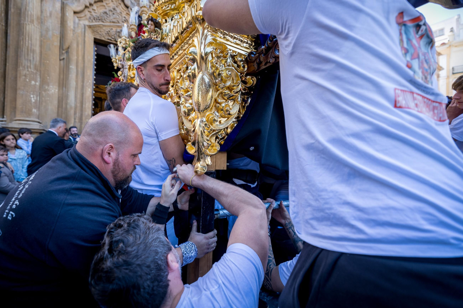Imágenes de la salida de Columna en la Semana Santa de Cádiz 2025
