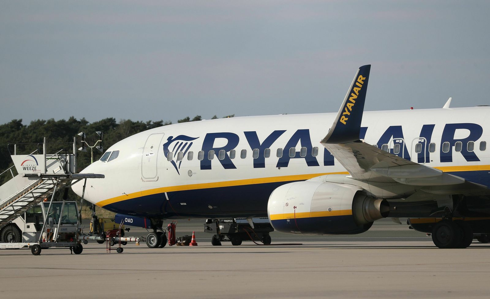 Un avión de Ryanair en pista.