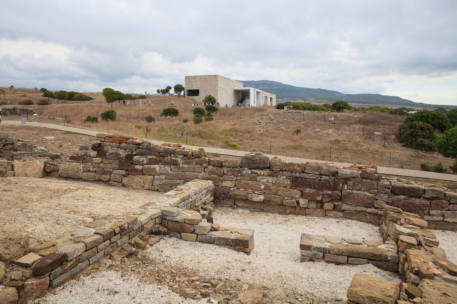 Las ruinas de Baelo Claudia y, al fondo, el Centro de Recepción de Visitantes.