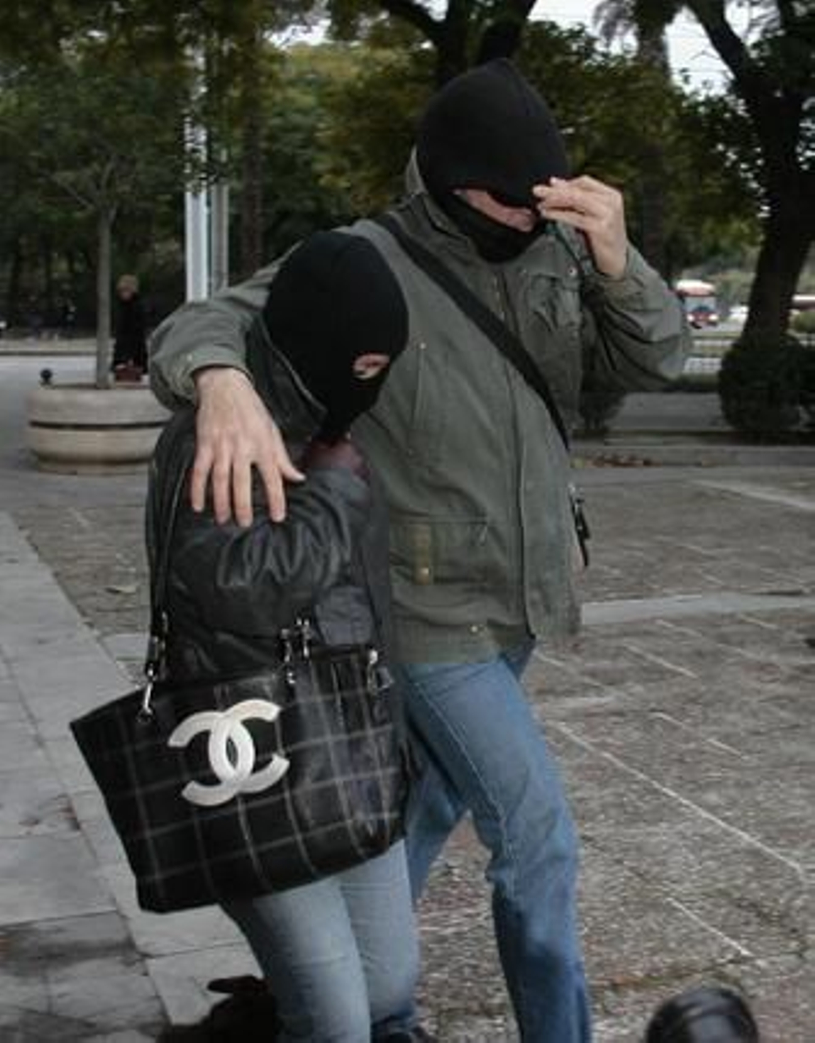 Los padres del Cuco, protegidos por un pasamontañas.

Foto: Juan Carlos Muñoz - Efe