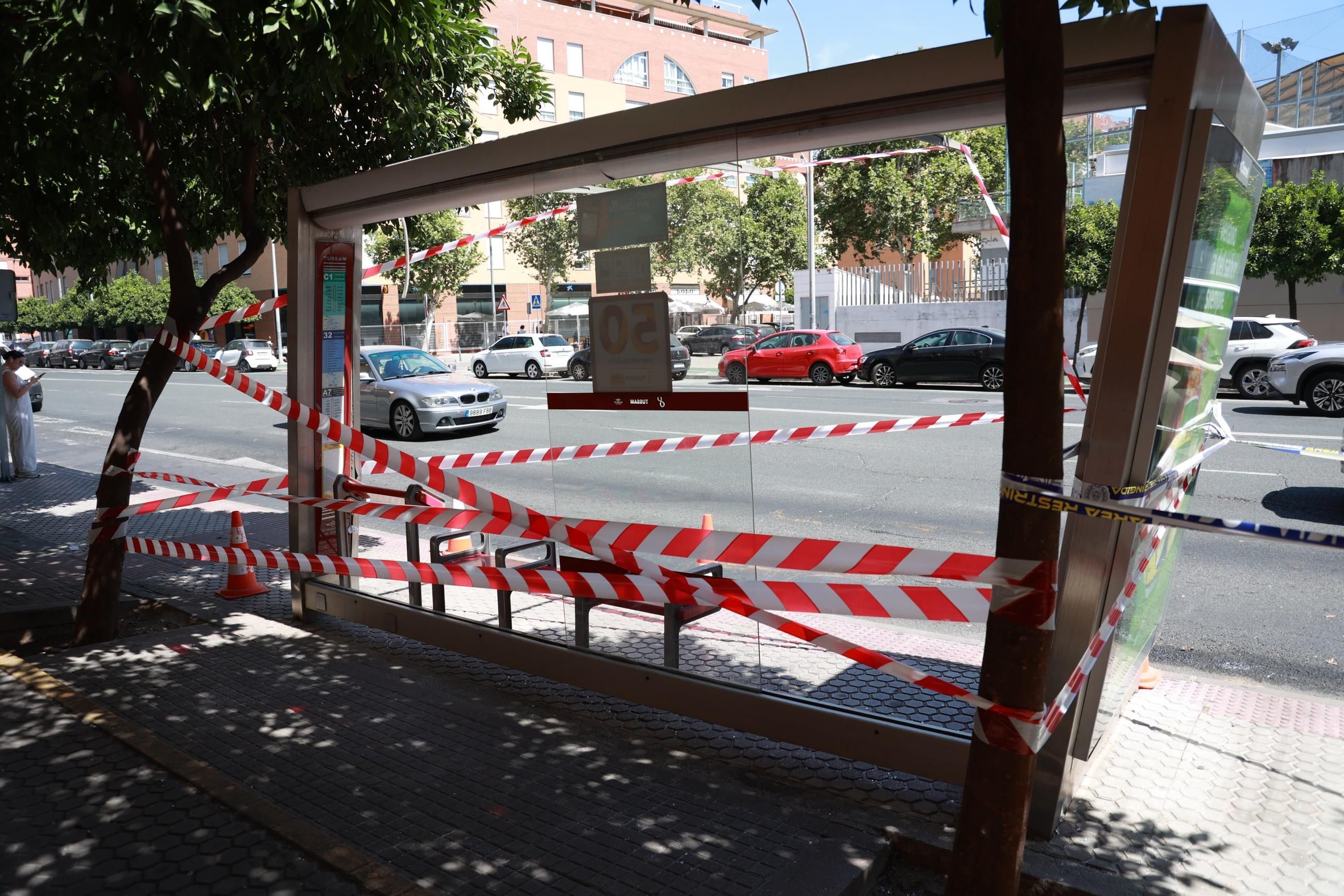 Varios heridos leves tras chocar un autobús de Tussam con una parada en José Laguillo