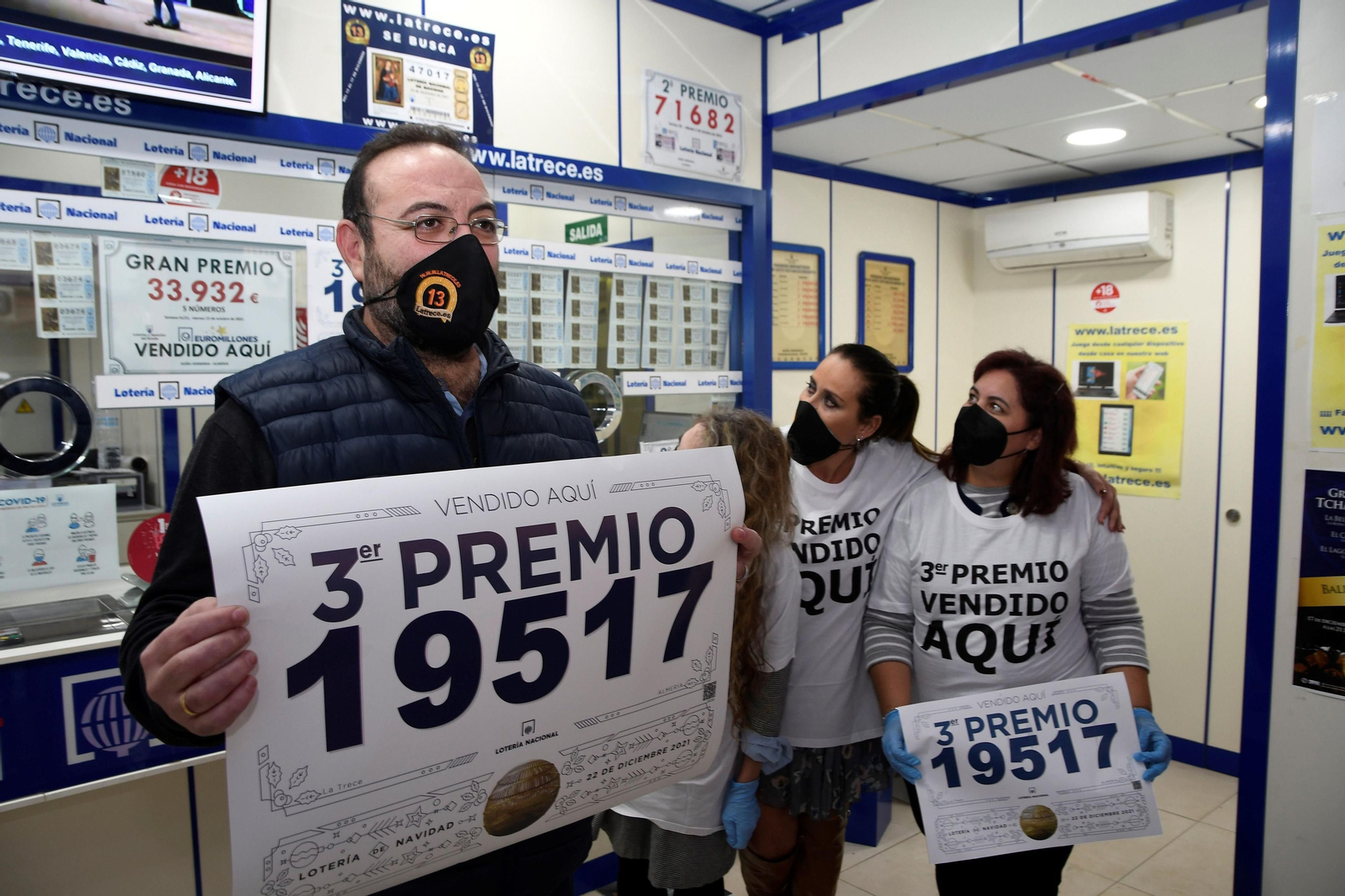 El lotero de la administración número 13 de Almería muestra con orgullo el 19.517