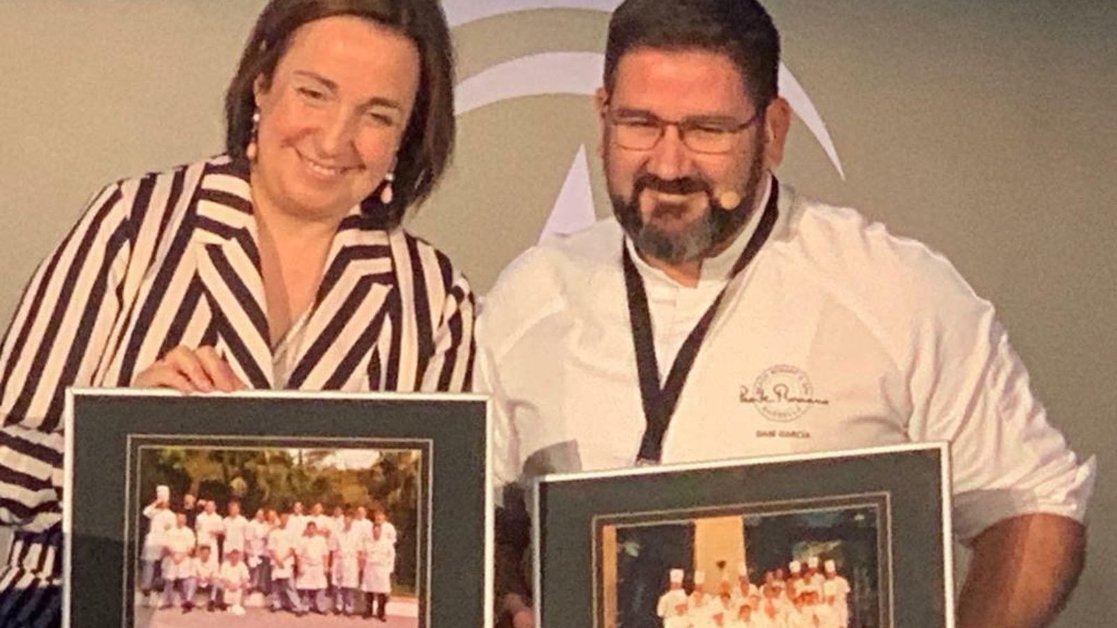Dani García recibe de manos de la viceconsejera de Agricultura, Ana María Corredera, una foto de sus estudios en La Cónsula de hace 25 años.