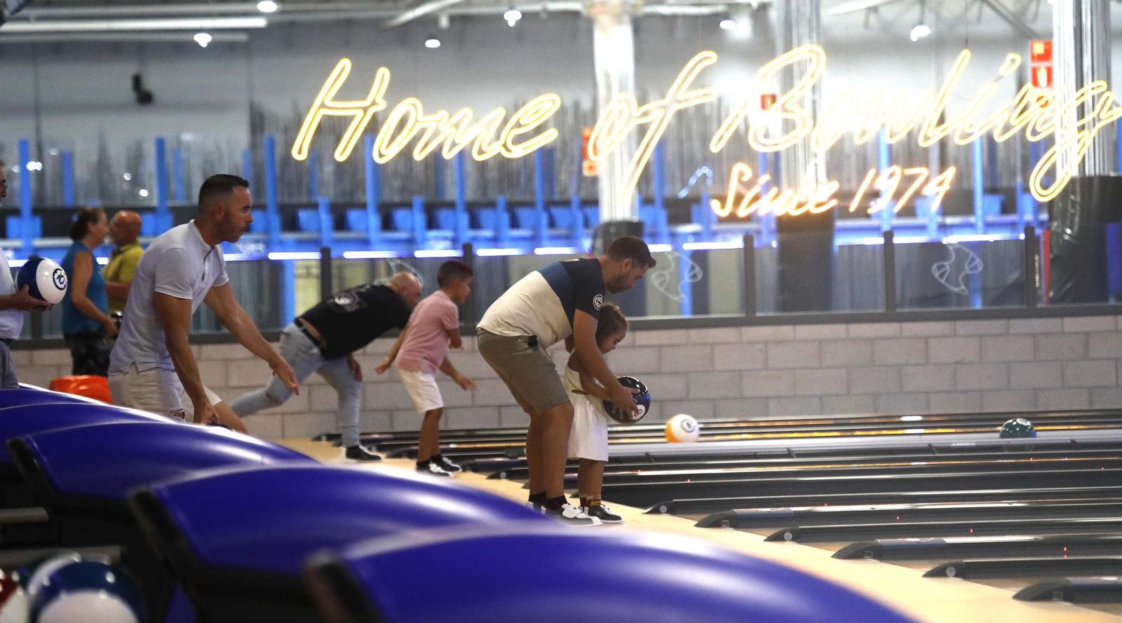 Las fotos de la inauguración del centro de ocio Ozone Bowling en Palmones