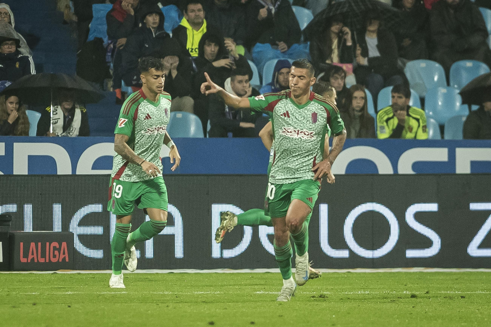 Myrto Uzuni celebró su sexto gol en La Romareda pero sirvió de poco.