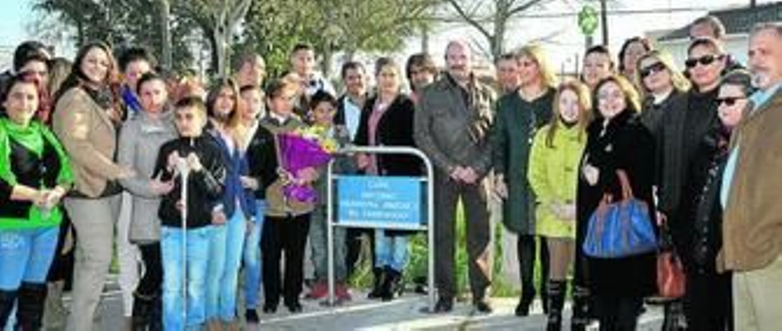 Familiares y vecinos de Antonio Herrera, ayer, una vez inaugurada la avenida que lleva su nombre.
