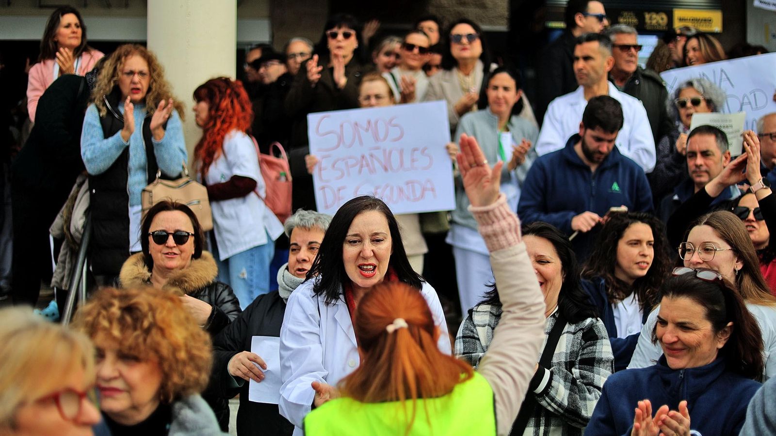 Manifestación de profesionales sanitarios en el Hospital Juan Ramón Jiménez.