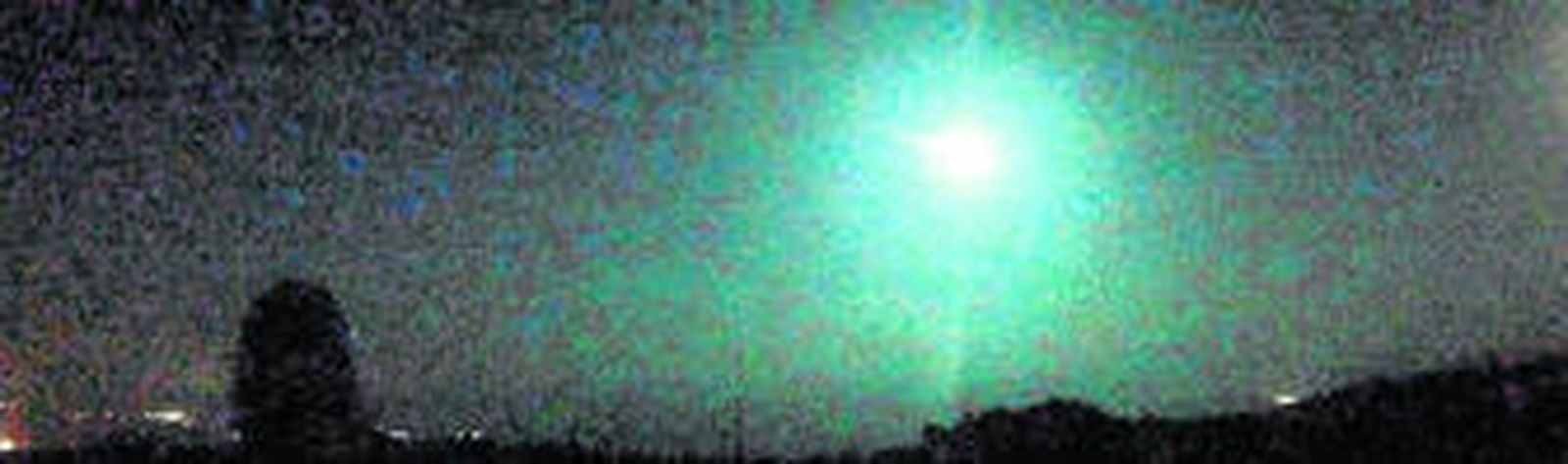 El objeto generó varias explosiones visuales, sorprendiendo a los ciudadanos.