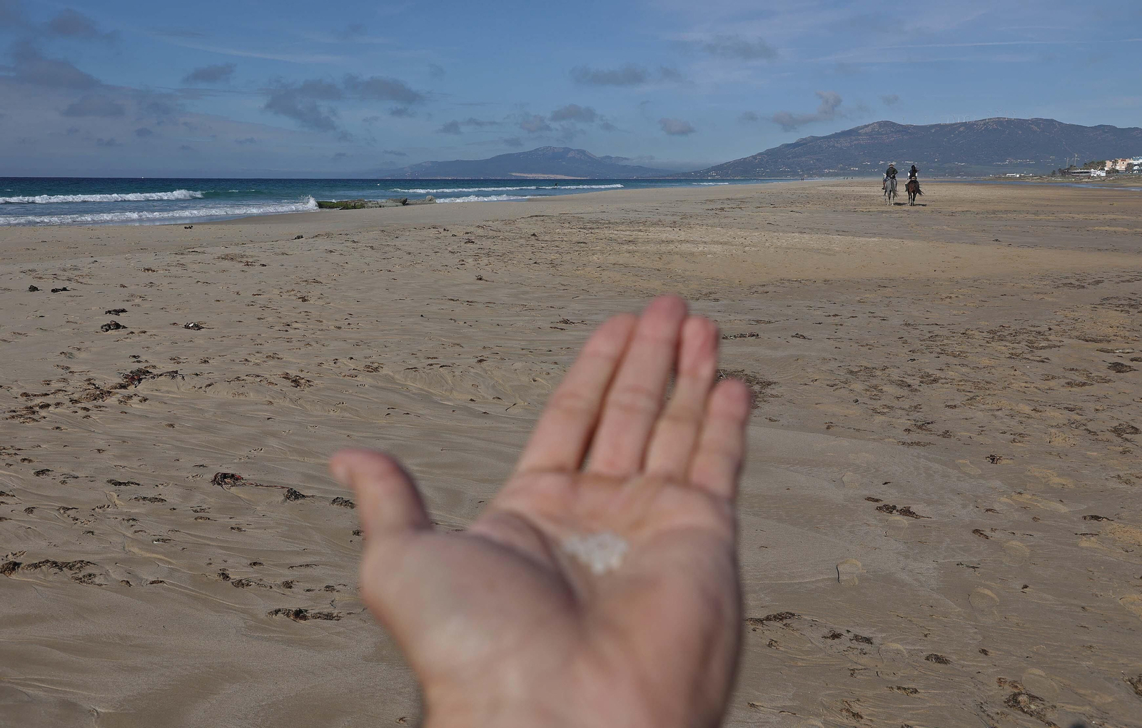 Fotos del vertido de pellets en las playas de Tarifa Fotos del vertido de pellets en las playas de Tarifa