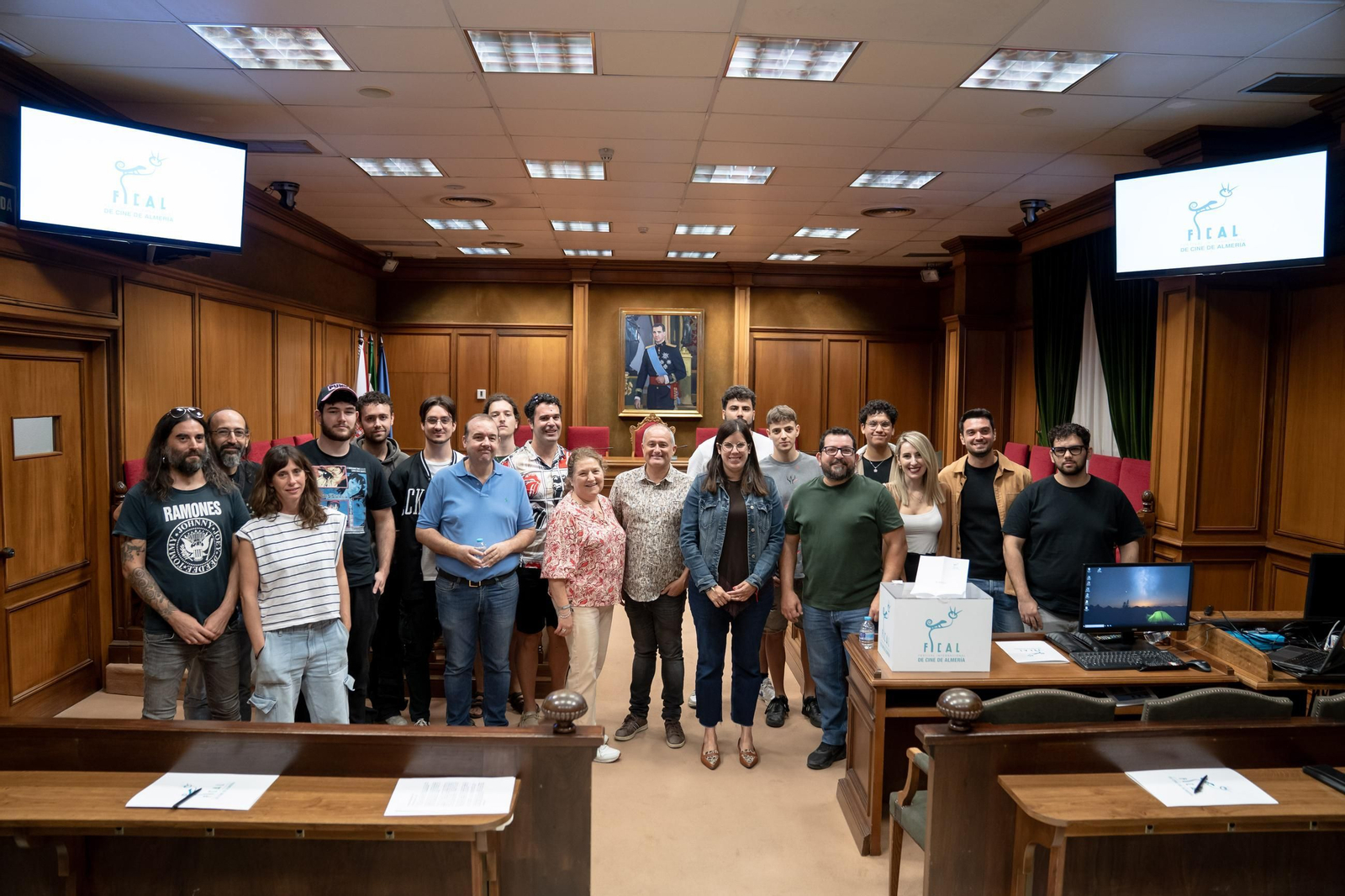 Almudena Morales, Enrique Iznaola y Nico Fernández con los grupos que participan en este certamen.