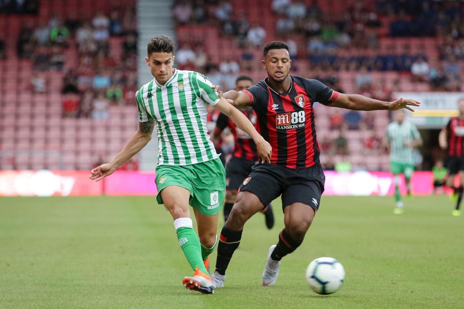 Bartra saca un balón jugado.
