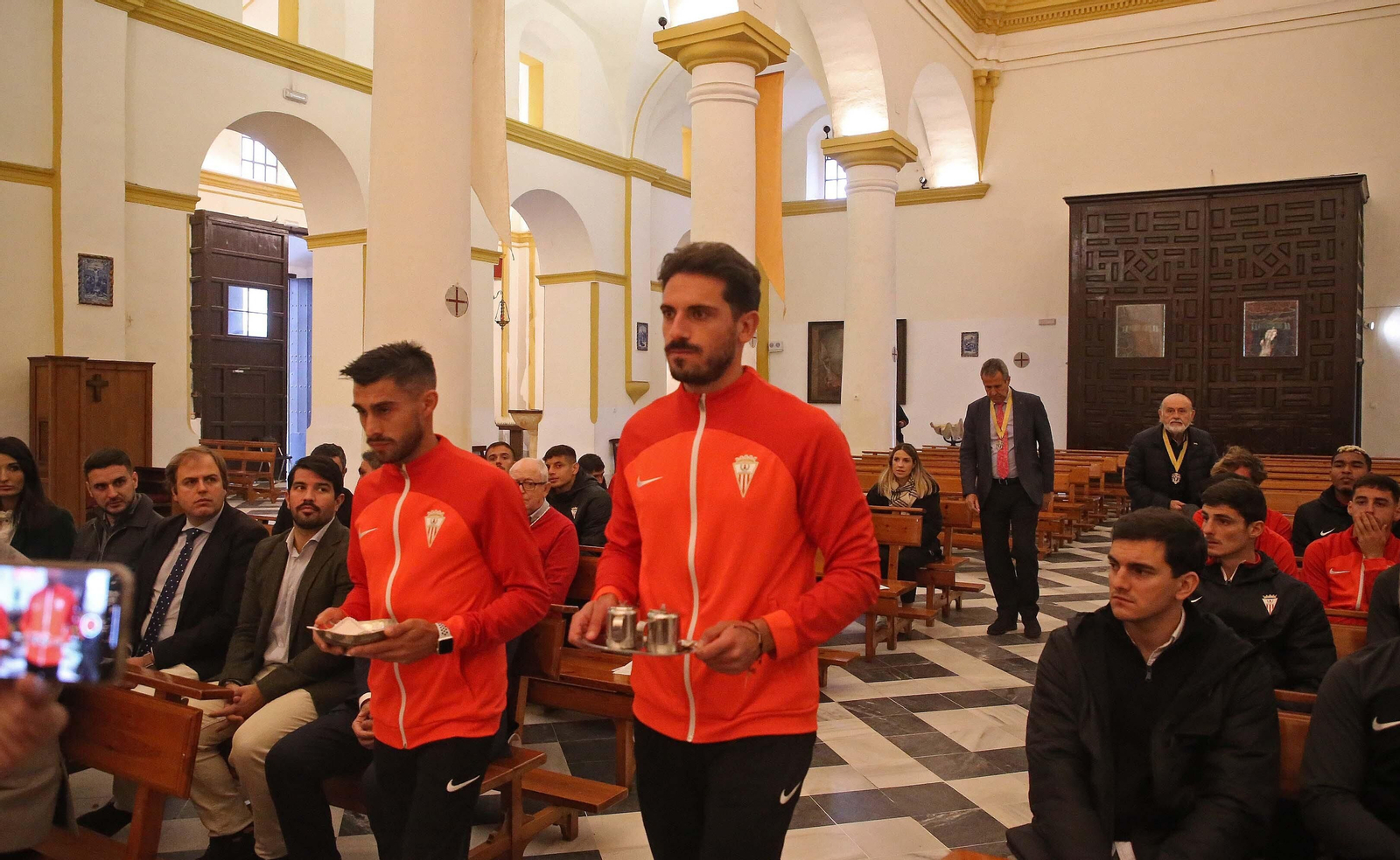 La ofrenda floral del Algeciras CF a la Virgen de la Palma, en imágenes