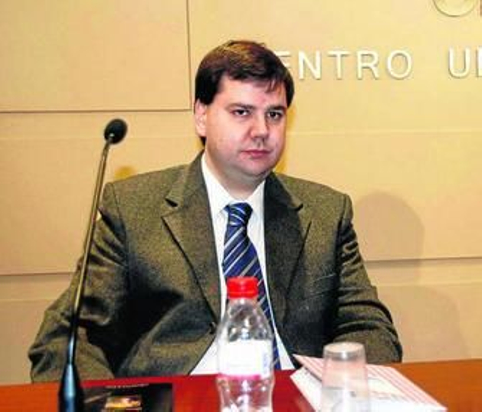 José Luis Rey el pasado lunes durante su lectura poética.