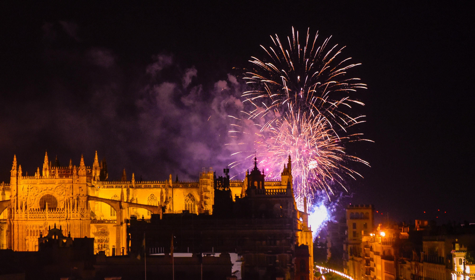 Las imágenes de los fuegos artificiales de la Feria de Sevilla 2024