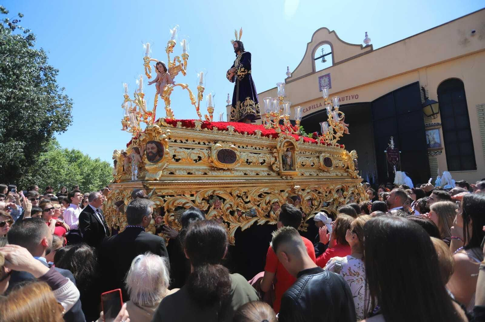 El Santo Cristo Cautivo nada más salir de su capilla.