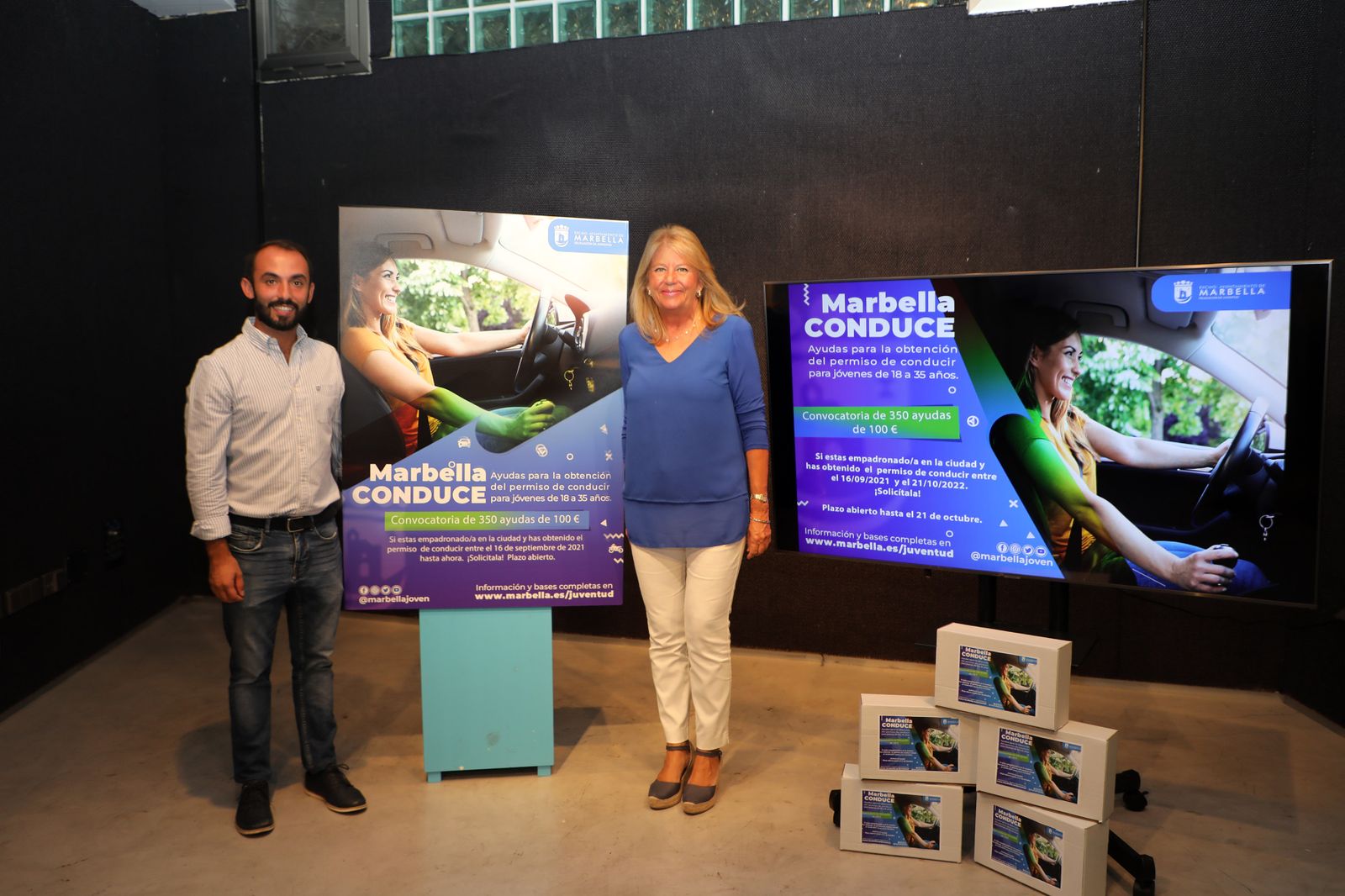 La alcaldesa, Ángeles Muñoz, y el concejal de Transporte, Enrique Rodríguez.