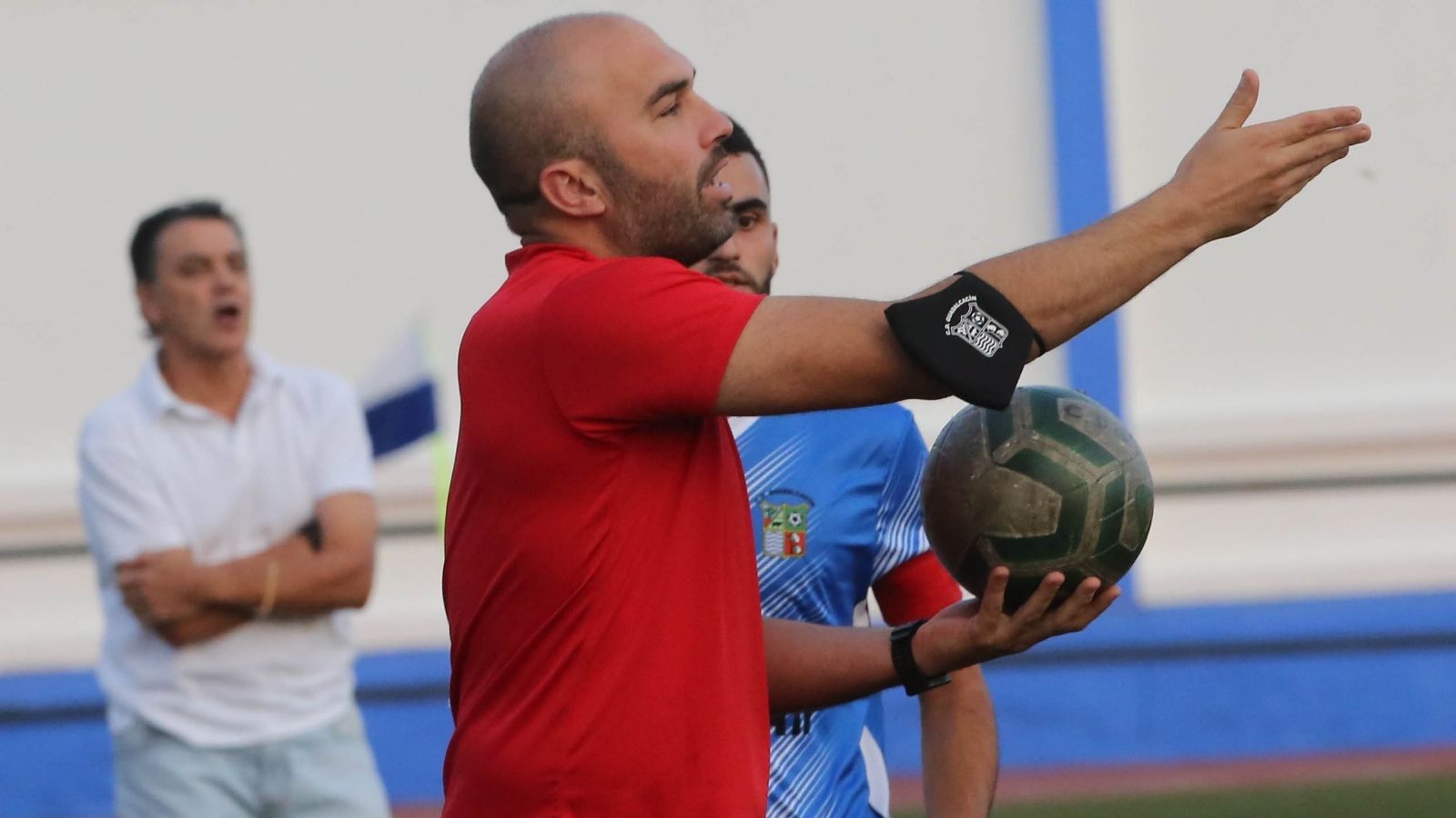 Diego Galiano sostiene el balón mientras reclama al colegiado.