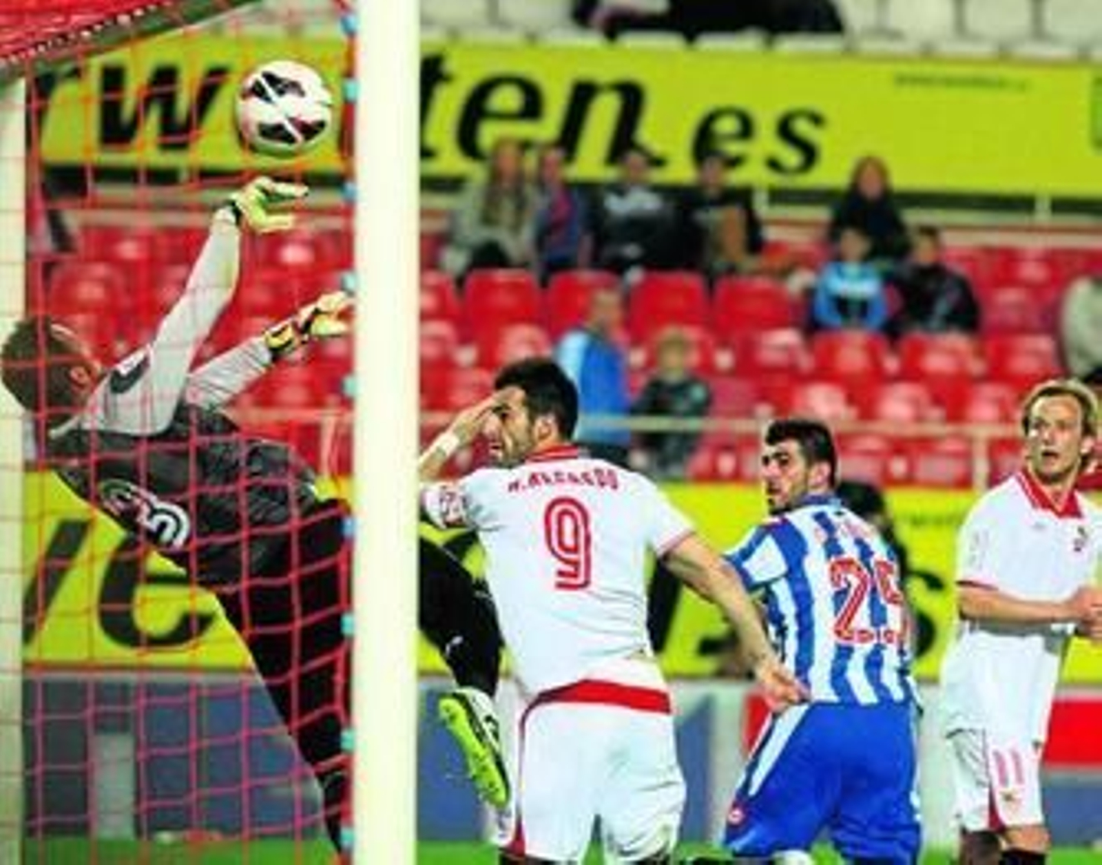 Beto desvía con una espectacular parada un remate de Nelson Oliveira que también dio en el larguero.