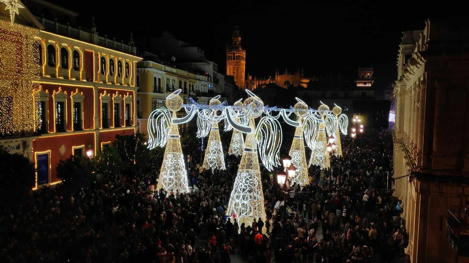 Los ángeles que alumbran la Navidad desde la Plaza de San Francisco.