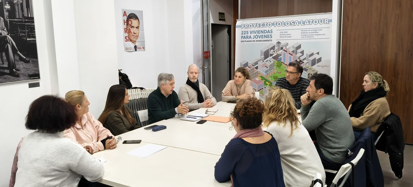 Concejales del PSOE de Cádiz reunidos con el comité de empresa del servicio de Ayuda a Domicilio.