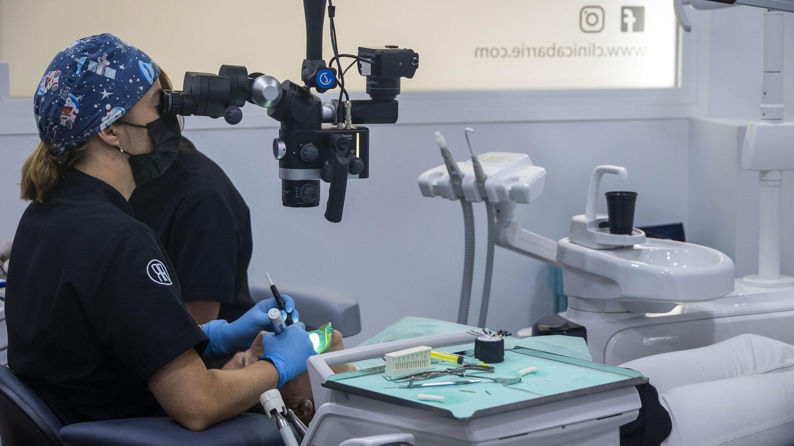 Entre su novísimo equipamiento, se encuentra un microscopio dental para practicar endodoncias,