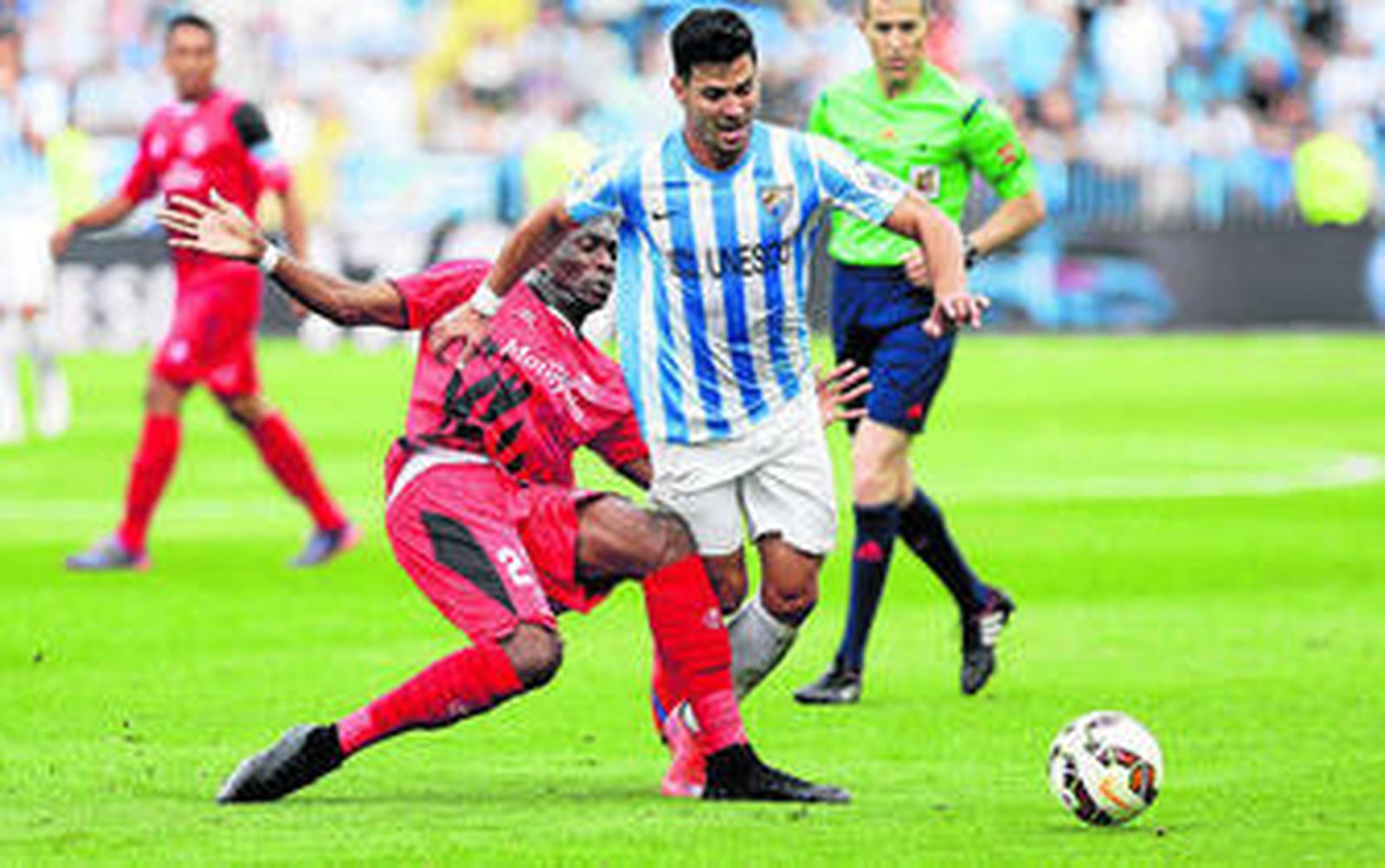 Mbia derriba a Javi Guerra en el centro del campo.