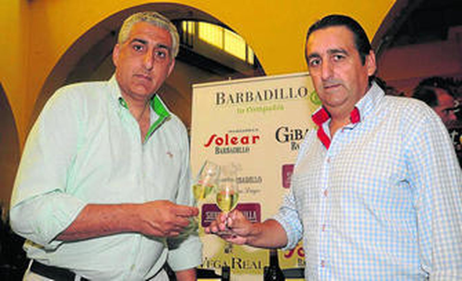 Manolo Fernández y Pedro Buenaventura brindan con manzanilla en Barbadillo.