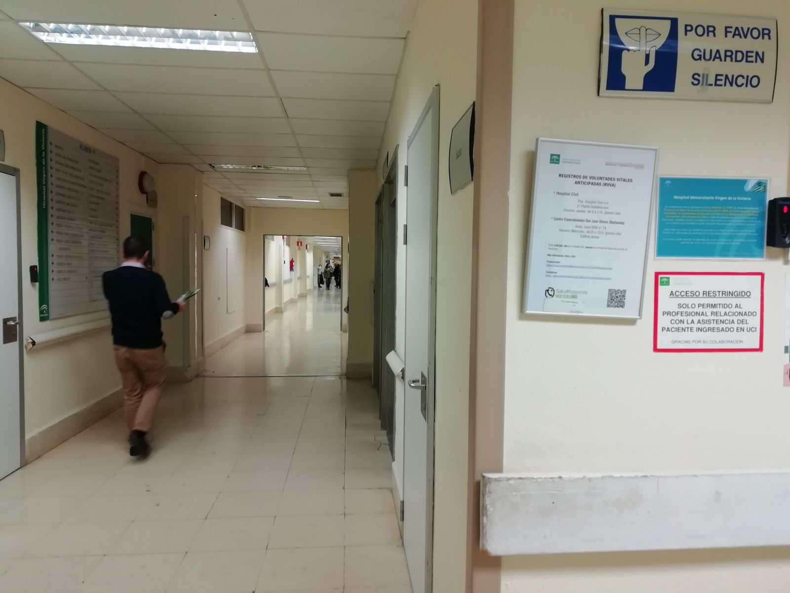 Un pasillo de un centro sanitario.
