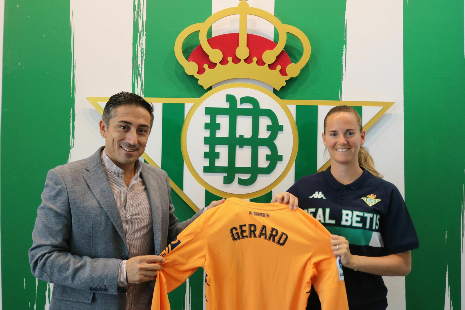 El técnico Antonio Contreras posa con laportera francesa Meline Gerard.