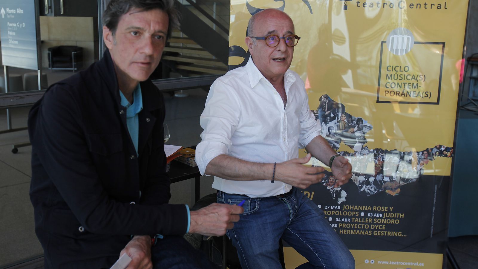 El coordinador de 'Música(s) contemporánea(s), Manuel Ferrand, con el director del Teatro Central, Manuel Llanes.