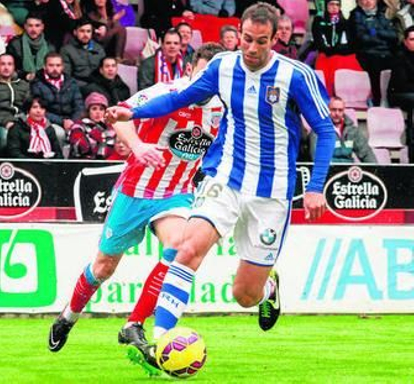 Víctor Díaz conduce el balón durante el partido del domingo pasado en Lugo. Víctor Díaz conduce el balón durante el partido del domingo pasado en Lugo.