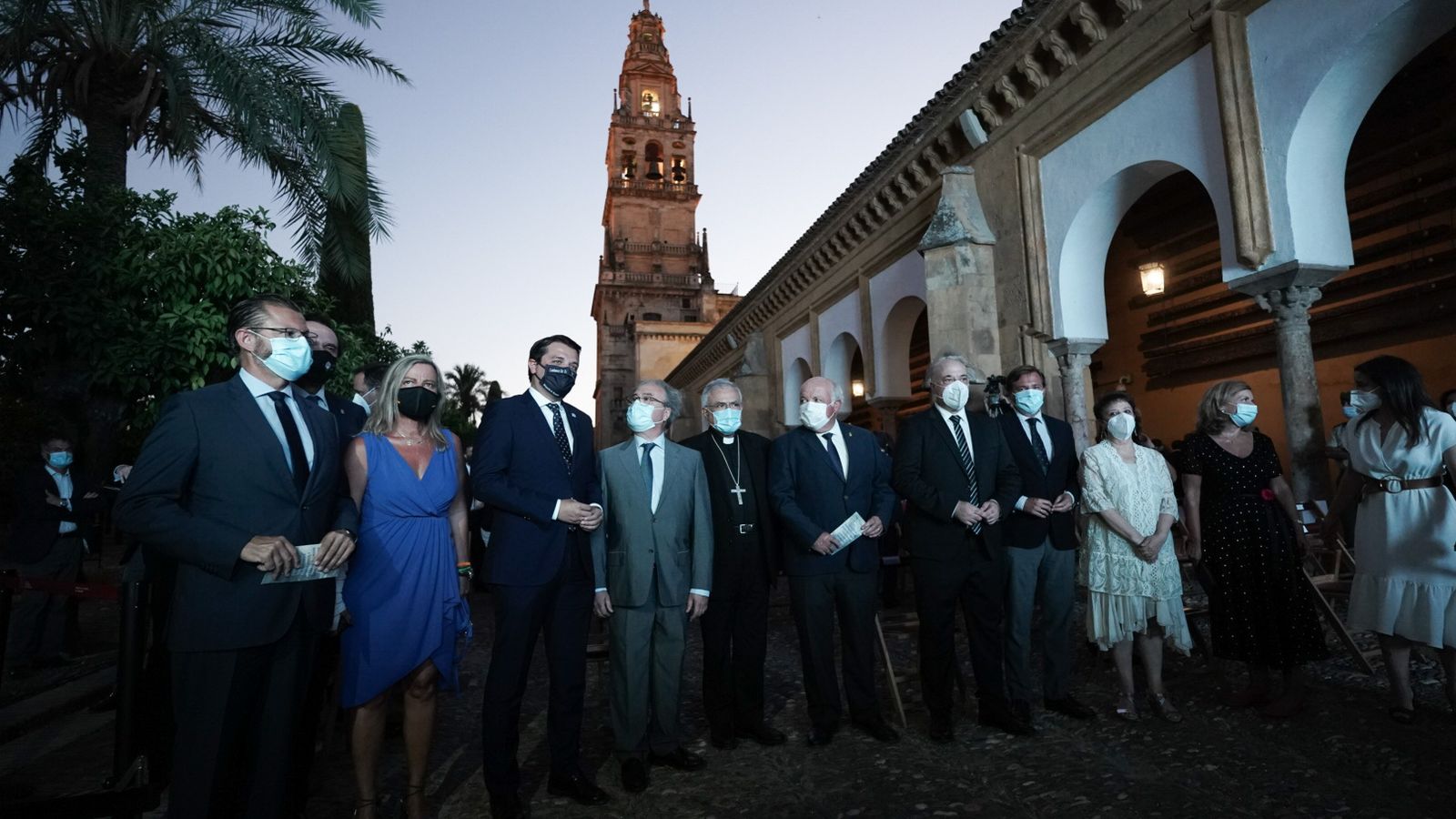 Foto de familia de la autiridades y otras personalidades presentes en el acto.